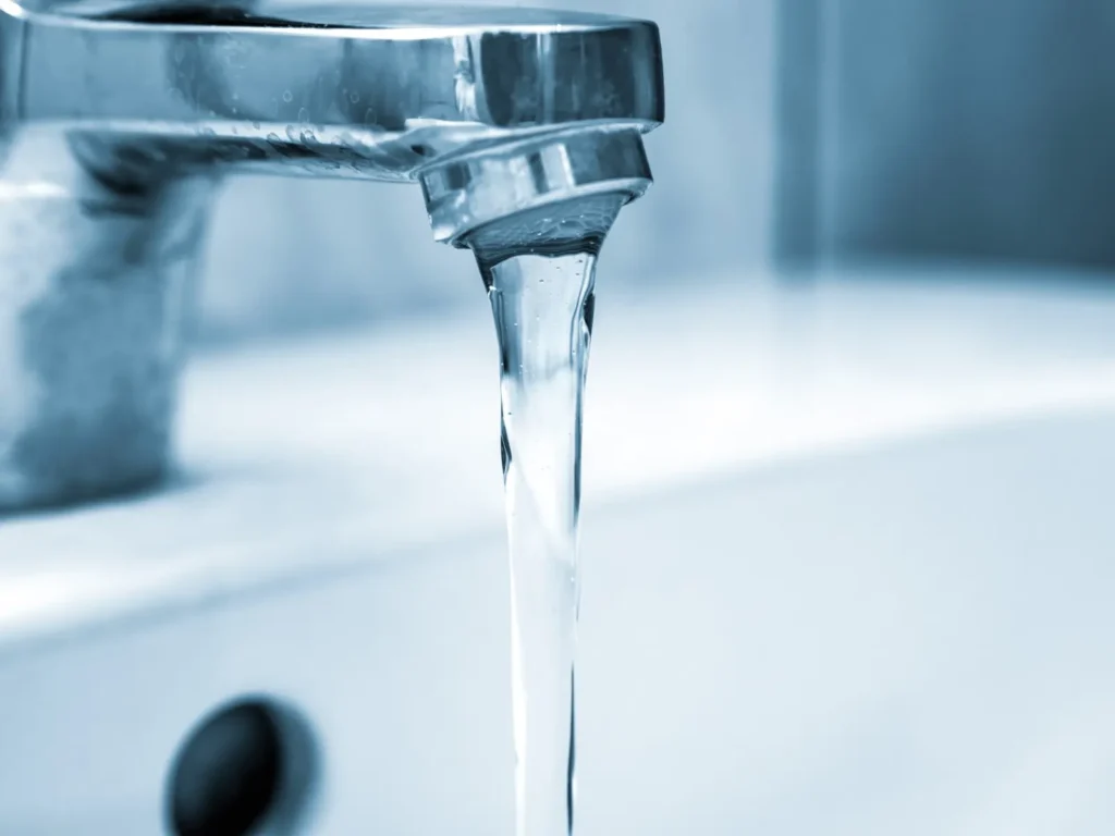 Water coming out of sink facet
